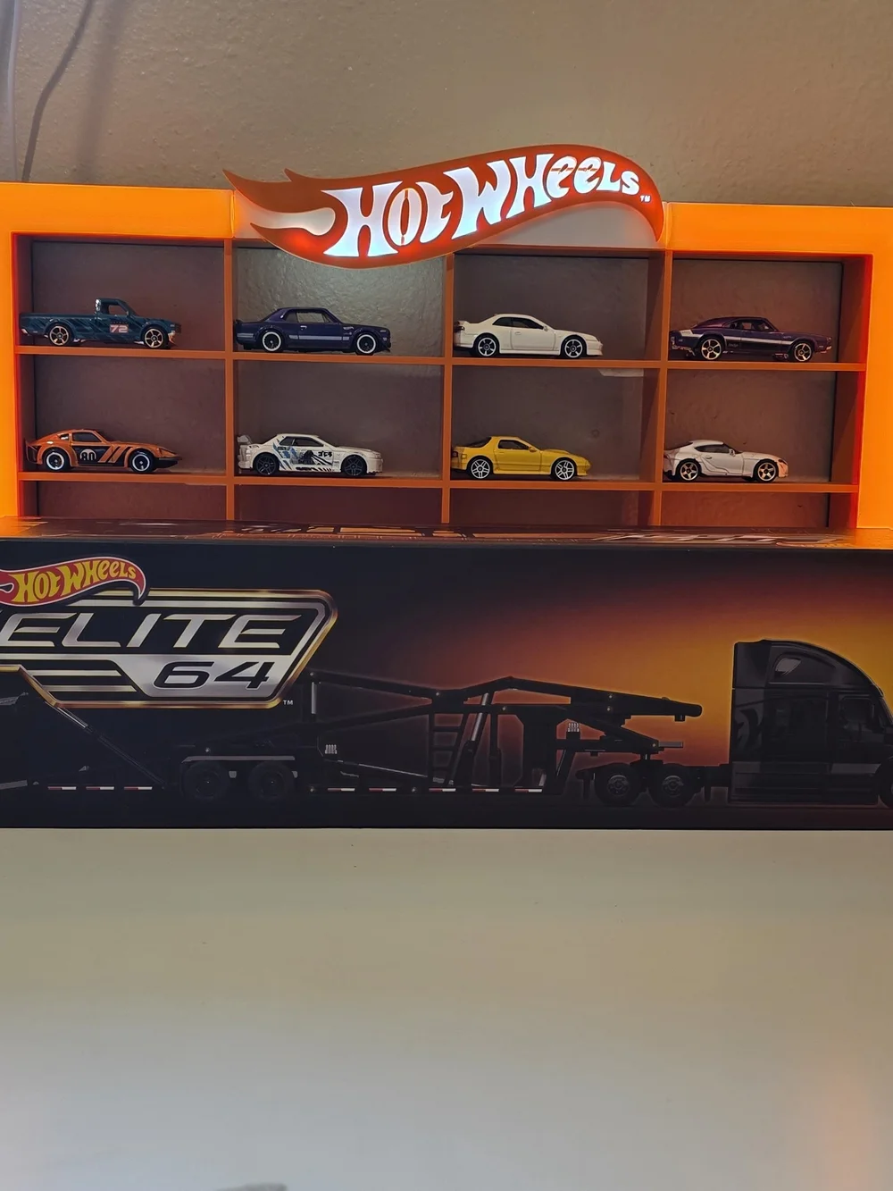Mattel Hot Wheels Elite 64 Freightliner Cascade